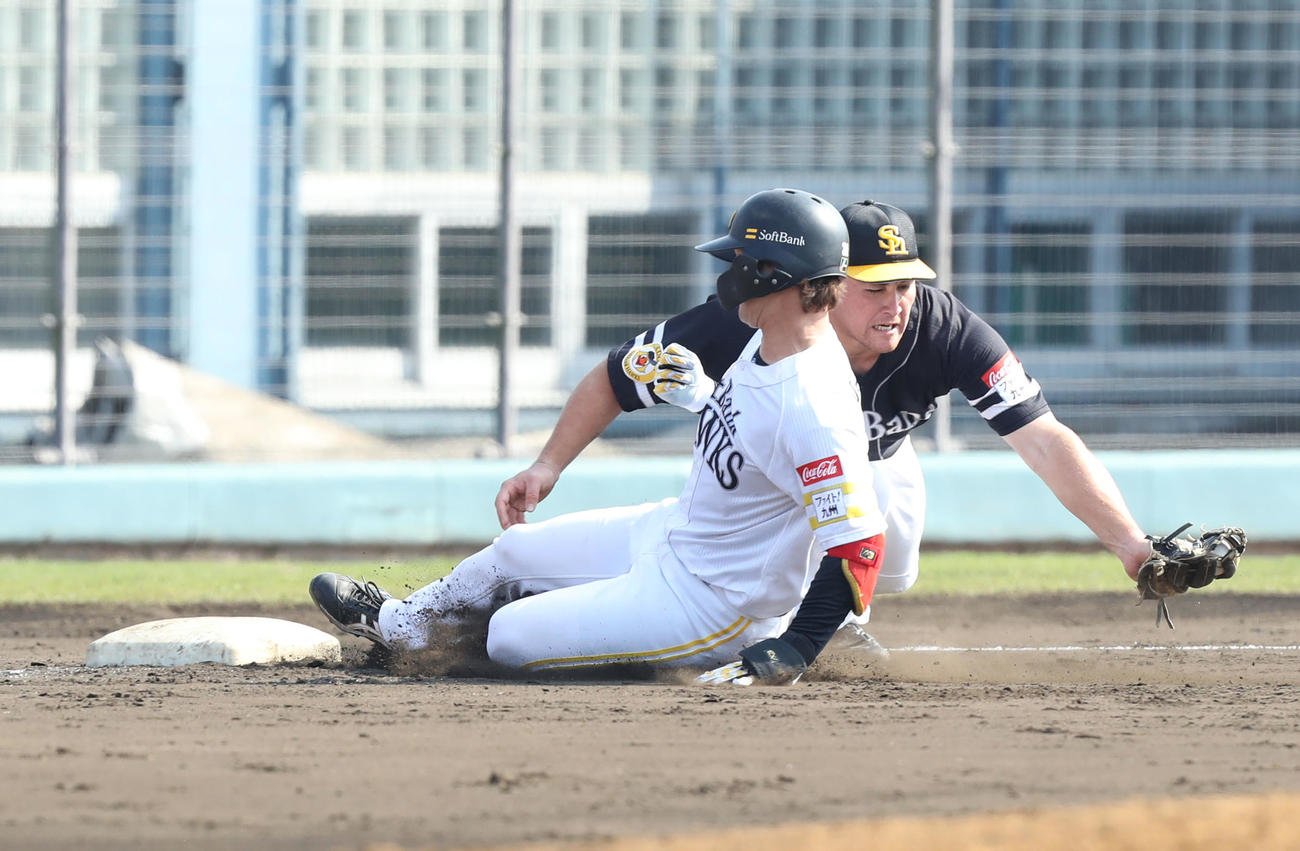 紅白戦の3回裏、正木は2点適時三塁打を放つ（撮影・屋方直哉）