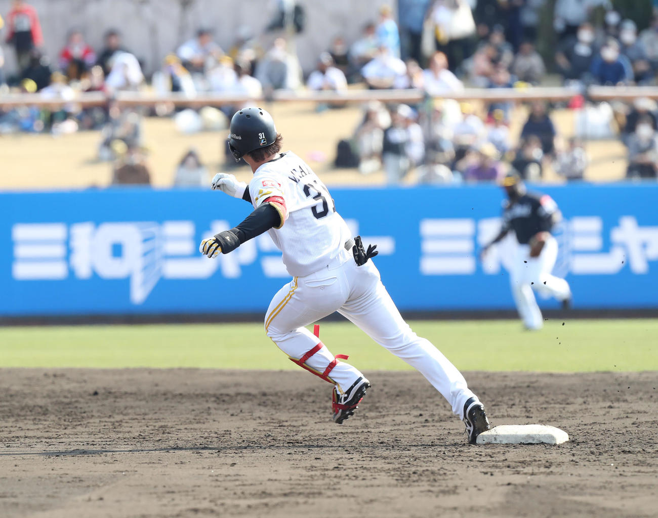 紅白戦の3回裏、正木は2点適時三塁打を放つ（撮影・屋方直哉）