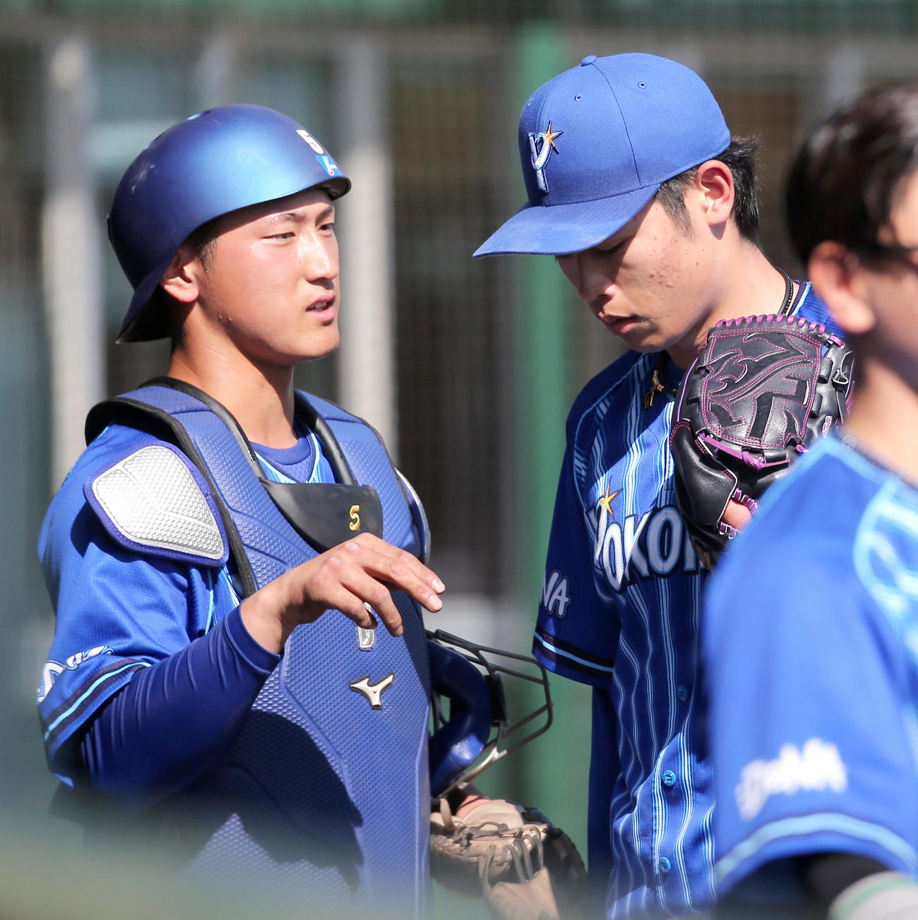 練習試合・阪神対DeNA 7回に登板した小園（右）とベンチ前で話す捕手松尾（撮影・上山淳一）