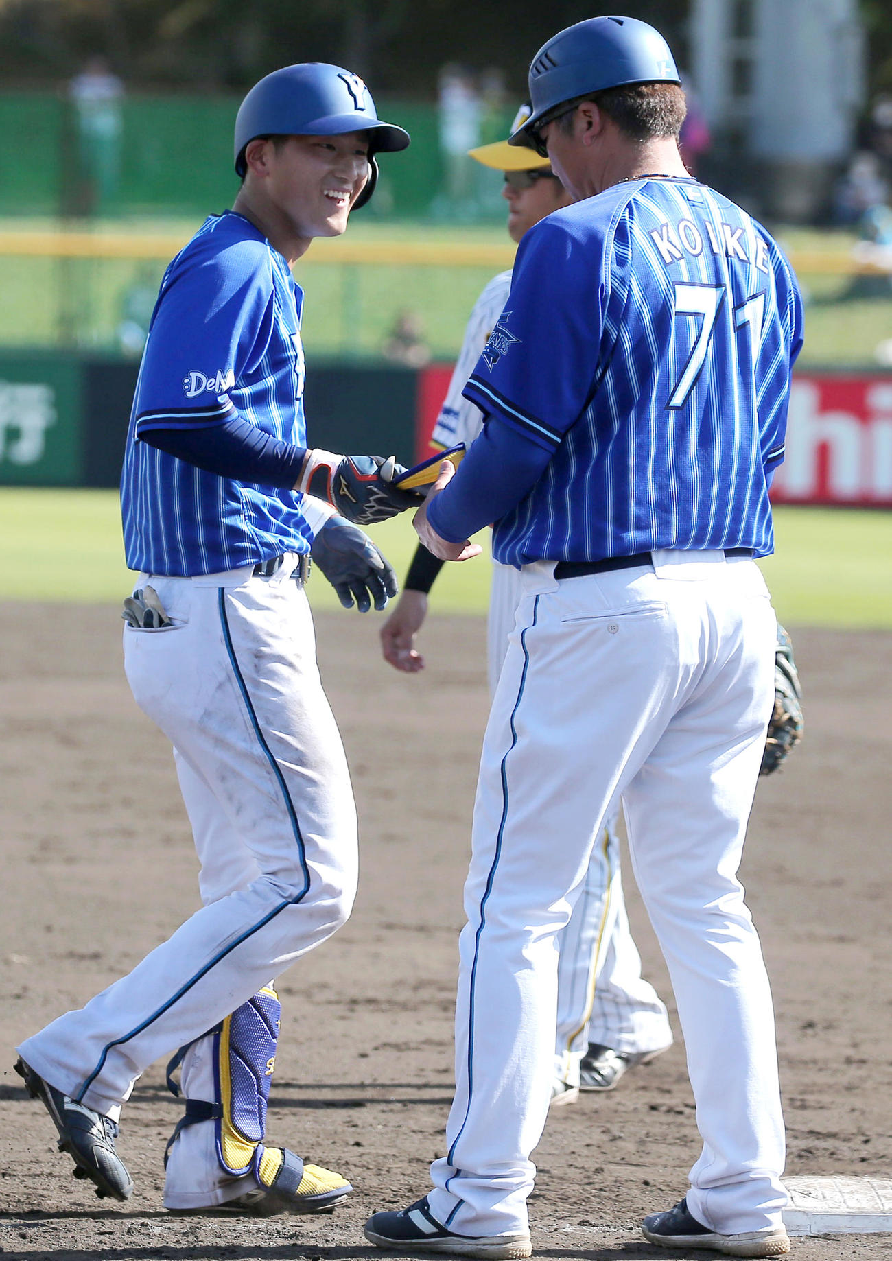 練習試合・阪神対DeNA 9回表DeNA無死、松尾（左）は死球を受けるが一塁で笑顔を見せる（撮影・上山淳一）