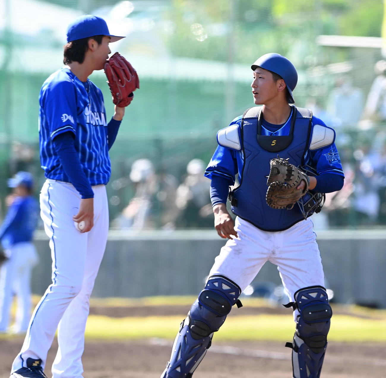 阪神対DeNA 8回、京山（左）と話す松尾（撮影・前岡正明）