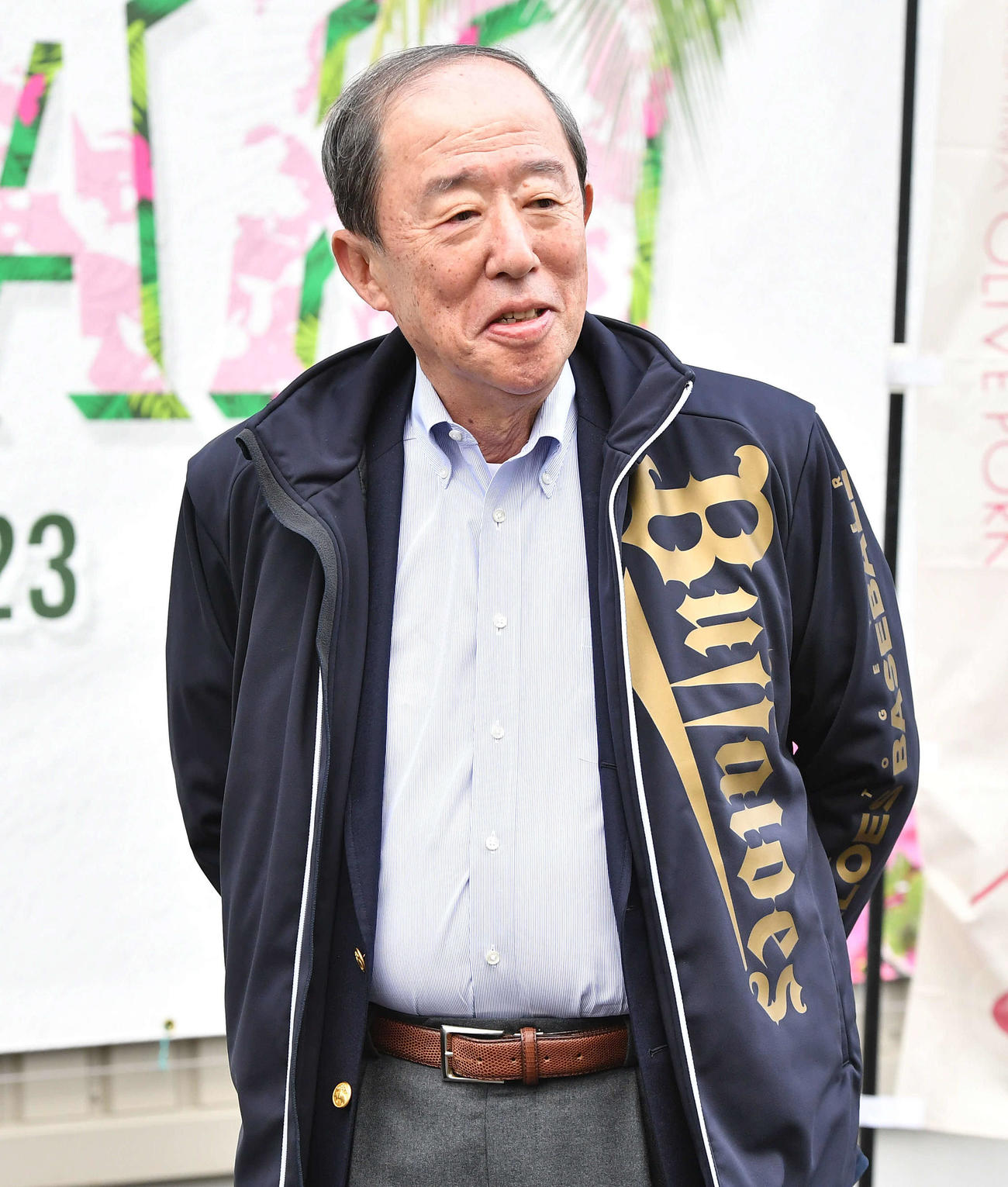 贈呈式を終えて談笑する井上オーナー（撮影・岩下翔太）