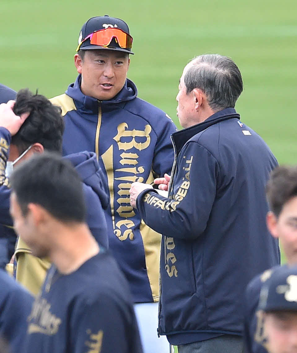 訓示を終えた井上オーナー（右）と話す杉本（撮影・岩下翔太）
