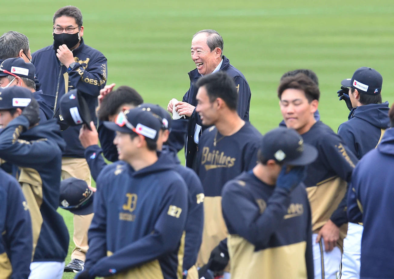 訓示を終えた井上オーナー（中央）は笑顔を見せる（撮影・岩下翔太）