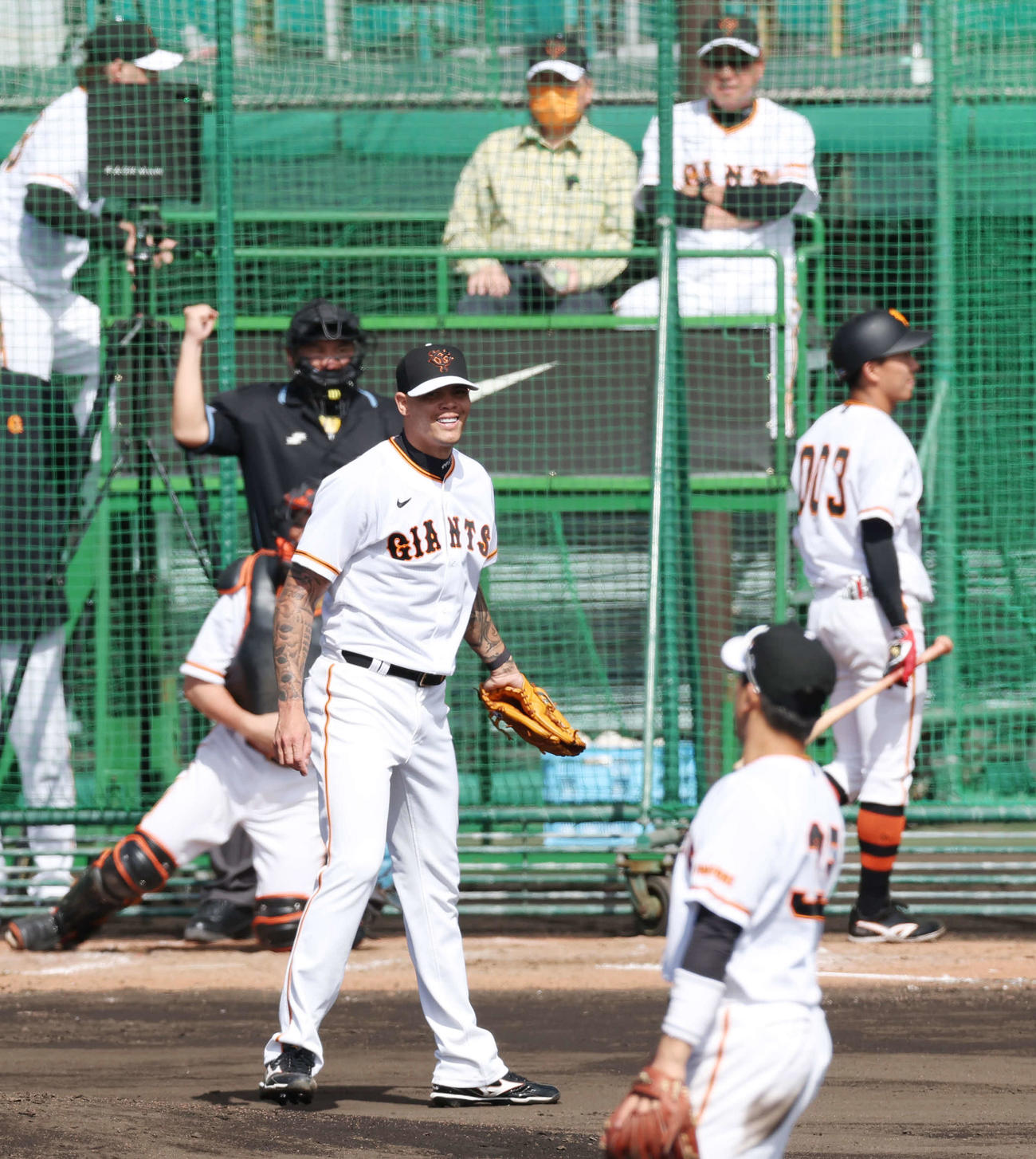 シート打撃で巨人鈴木（右）から空振り三振を奪うロペス（撮影・宮地輝）