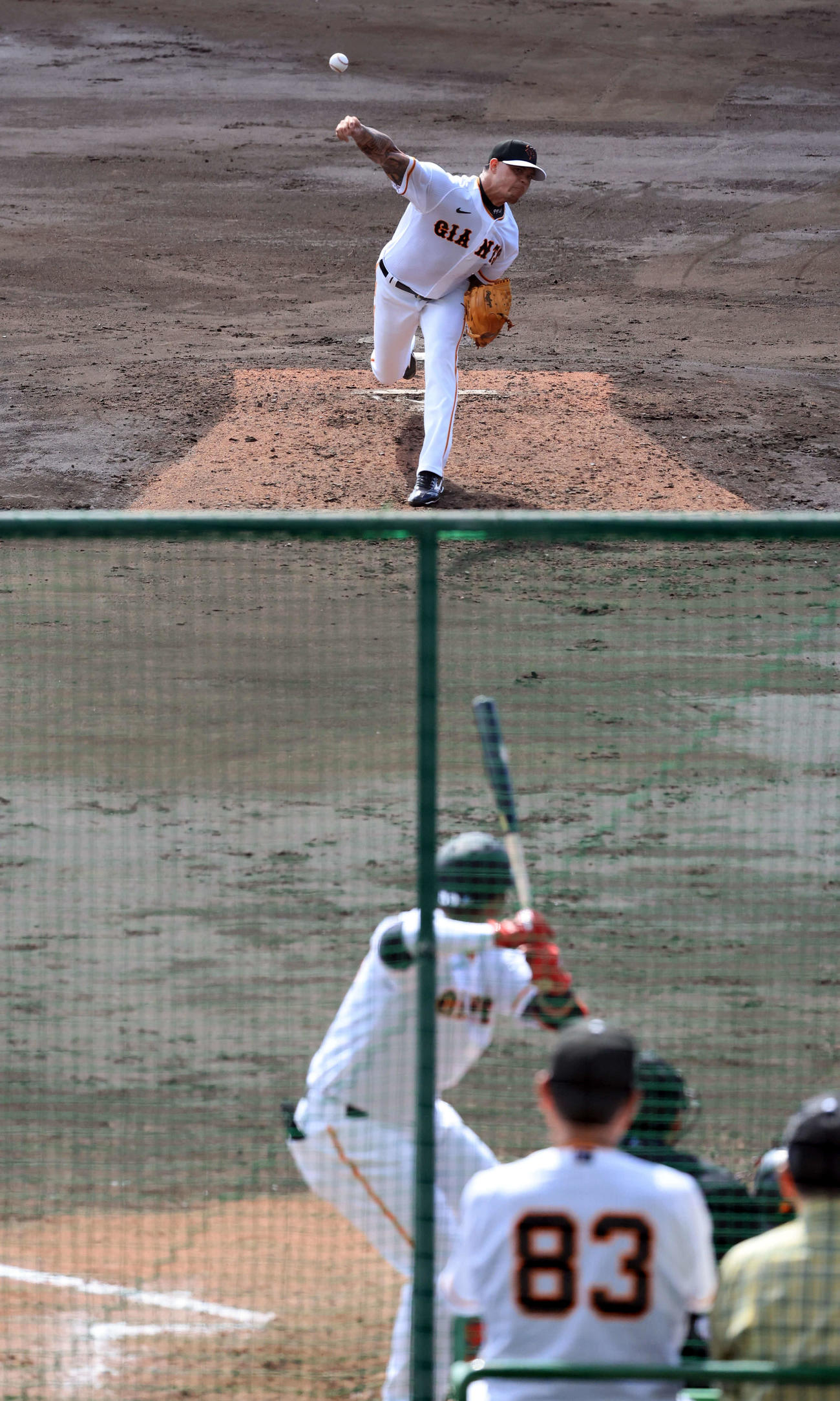 巨人原監督（手前）らが見つめる中、シート打撃で力強い投球を披露するロペス。打者オコエ（撮影・浅見桂子）