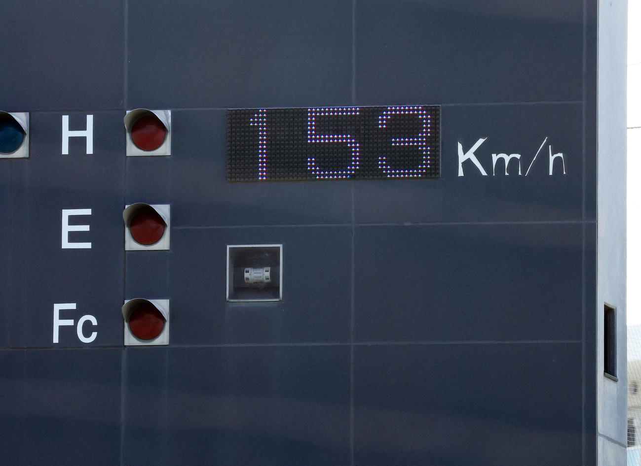 シート打撃でいきなり153キロを計測したロペスのスピードガン表示（撮影・浅見桂子）