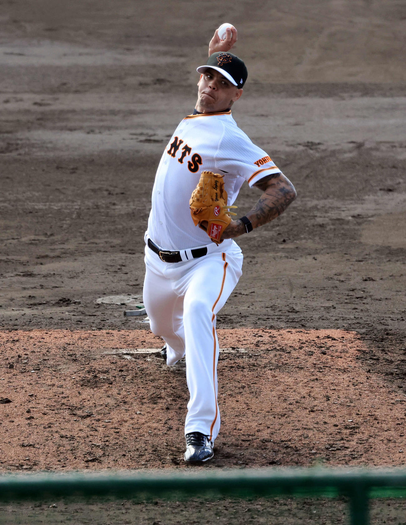 シート打撃で力強い投球を披露するロペス（撮影・浅見桂子）