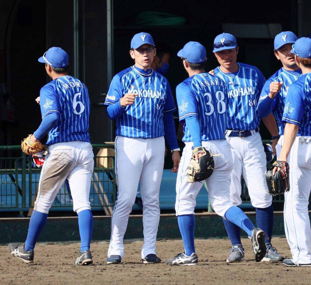 阪神対DeNA　阪神と引き分けナインを出迎える三浦監督（撮影・加藤哉）