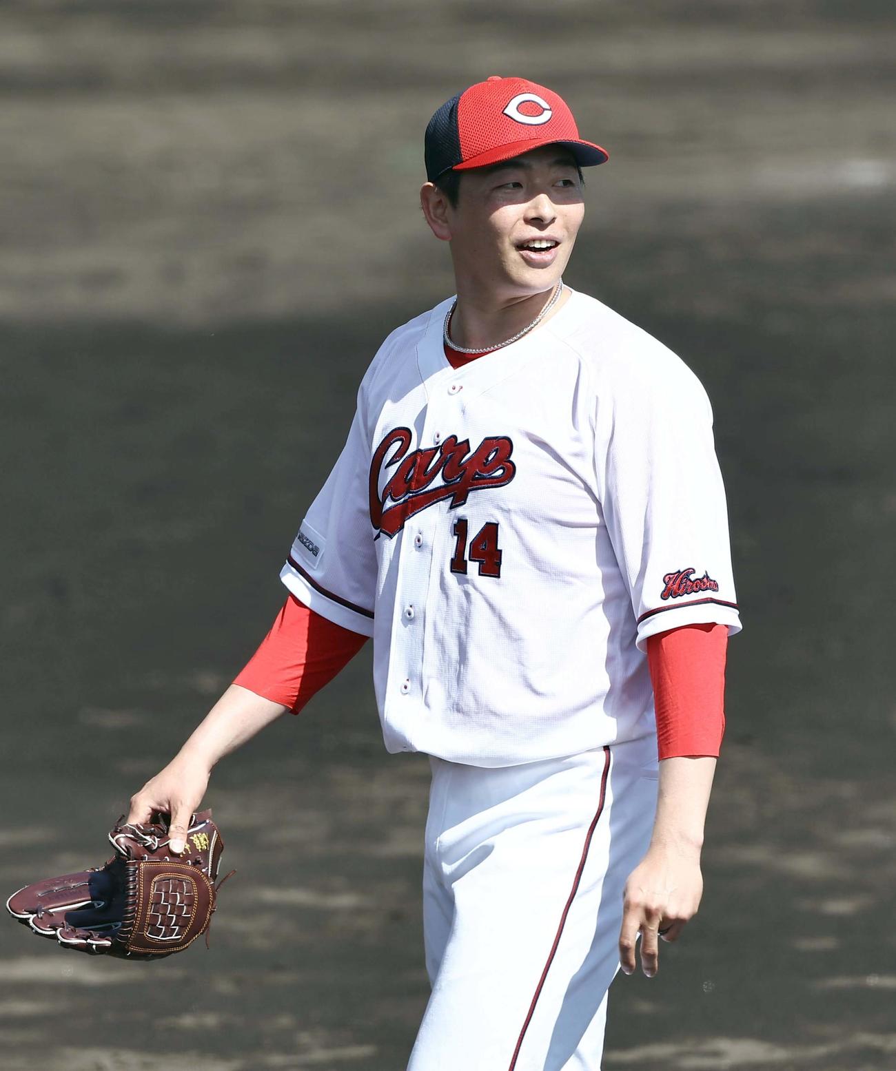 紅白戦で好投した大瀬良は笑顔を見せながらベンチに戻る（撮影・上田博志）