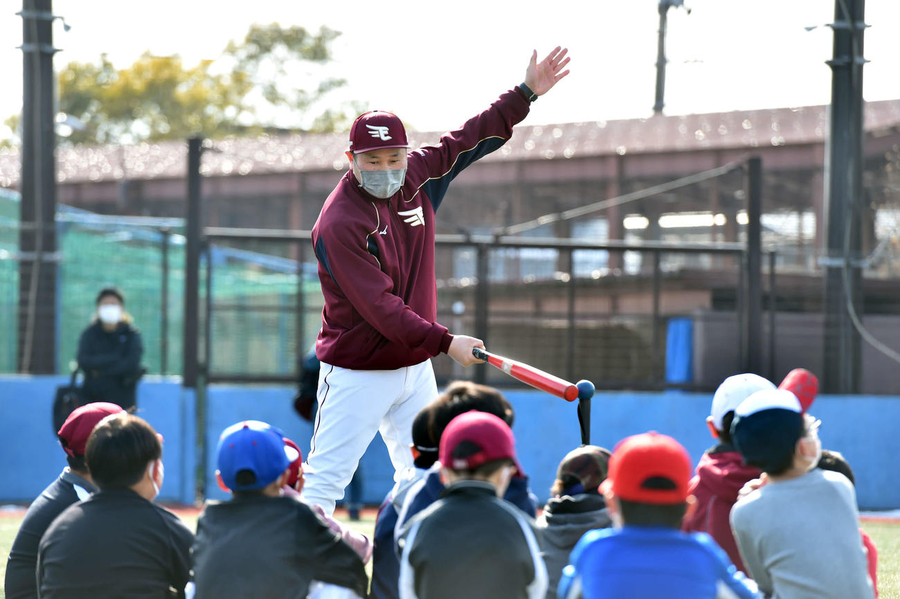 打撃指導する楽天イーグルスアカデミー・鷹野コーチ