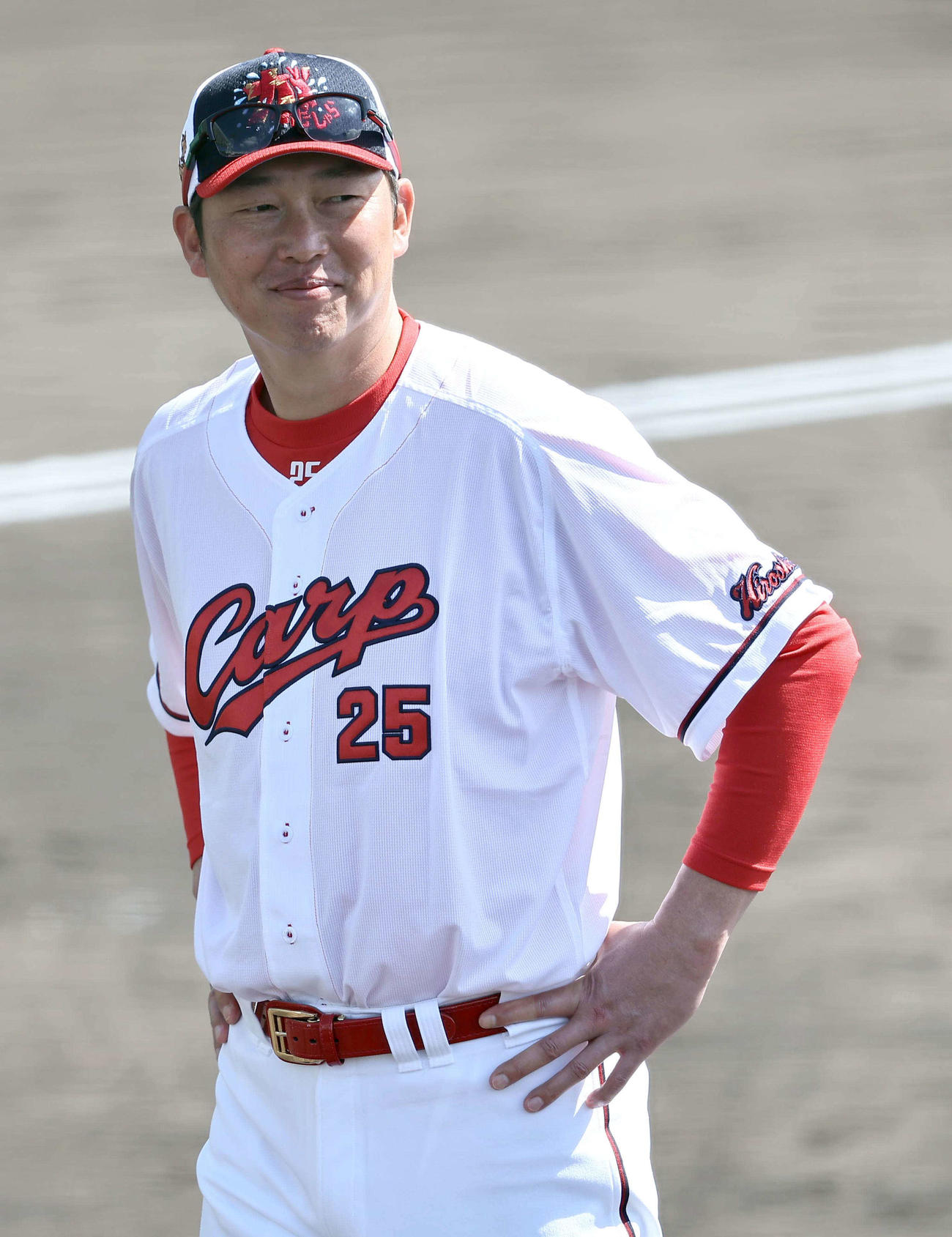 笑顔を見せる新井監督（撮影・上田博志）