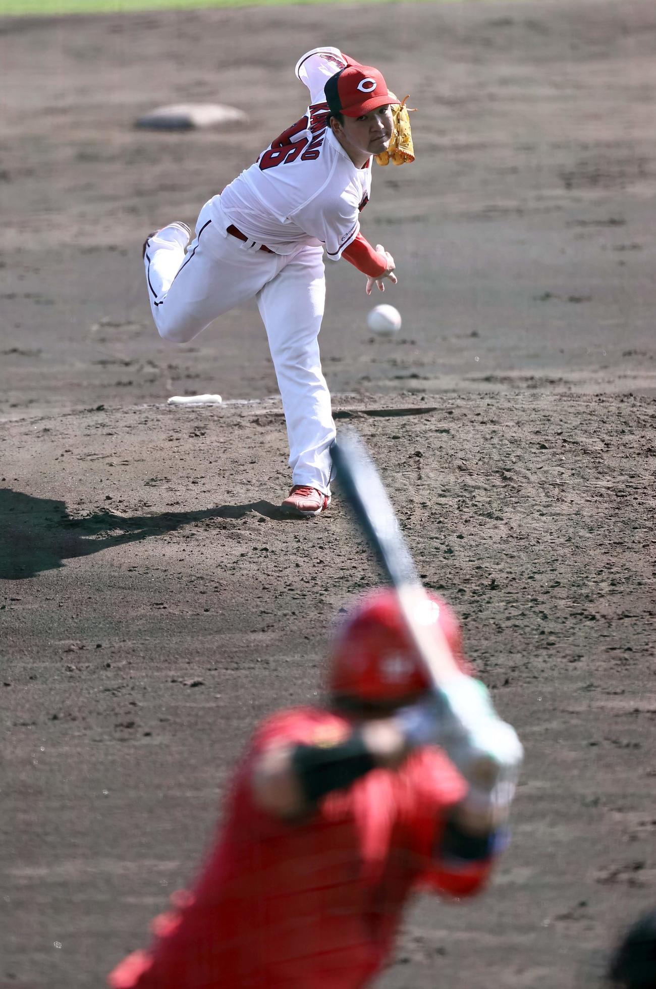 紅白戦で石原と対戦し右飛に打ち取る河野（撮影・上田博志）
