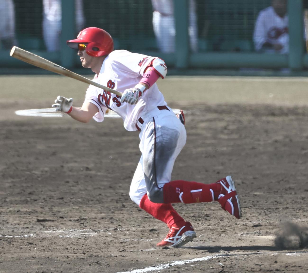 紅白戦で適時打を放つ菊池涼（撮影・上田博志）
