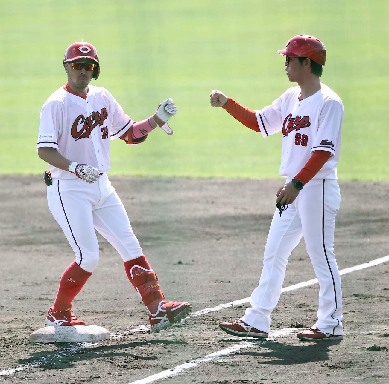 菊池（左）は紅白戦で中前打を放つ（撮影・上田博志）