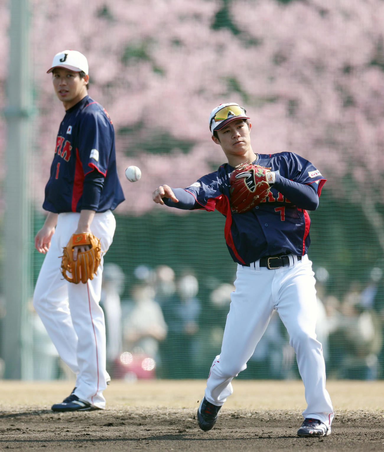 二塁でノックを受ける中野。左は山田（撮影・前田充）