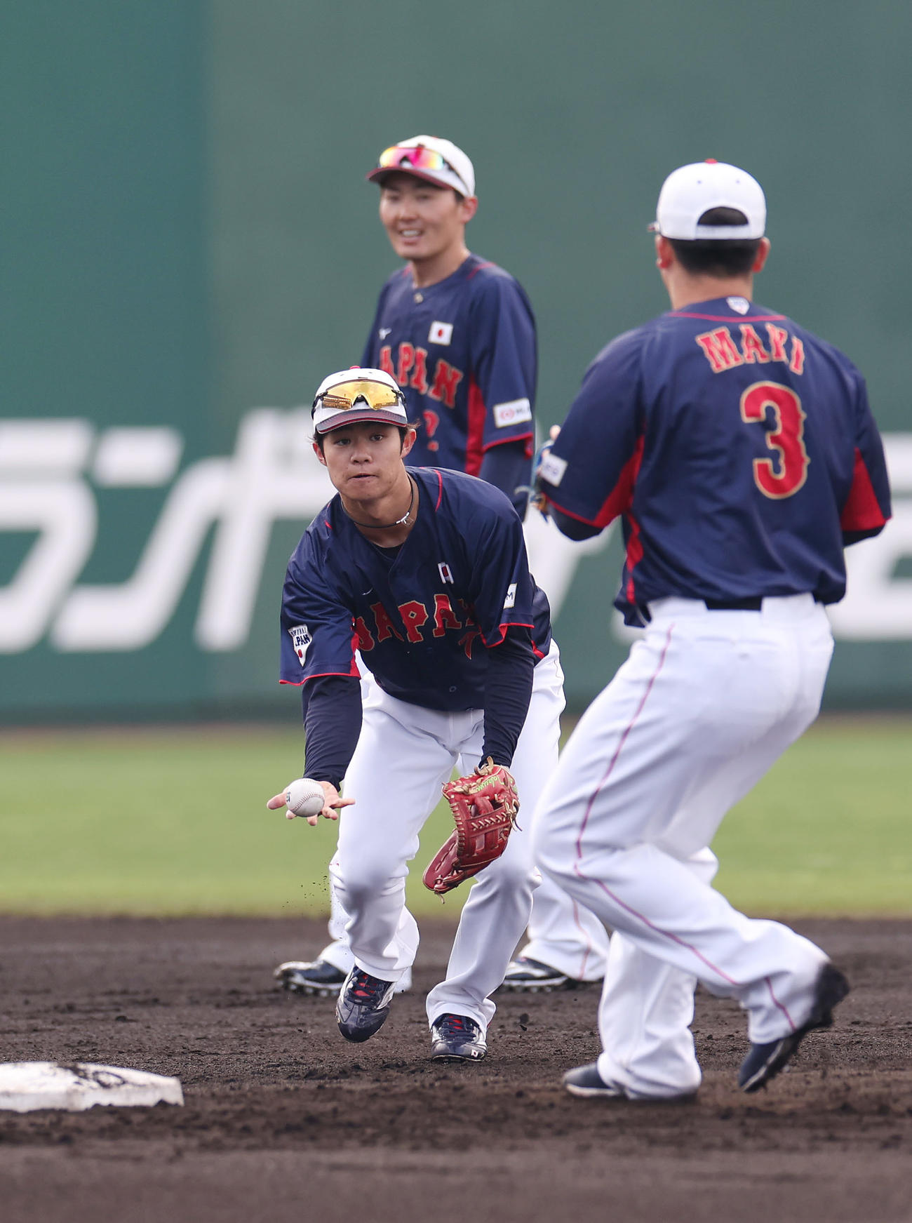 遊撃でシートノックを受ける中野（手前から2人目）。後方は源田（撮影・前田充）