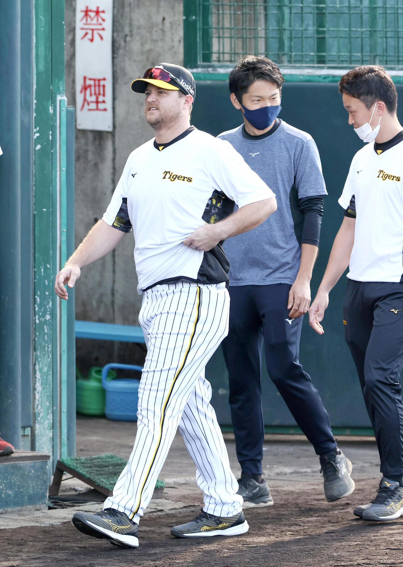 ノイジー（左）は別メニューでグラウンドを離れる（撮影・上山淳一）