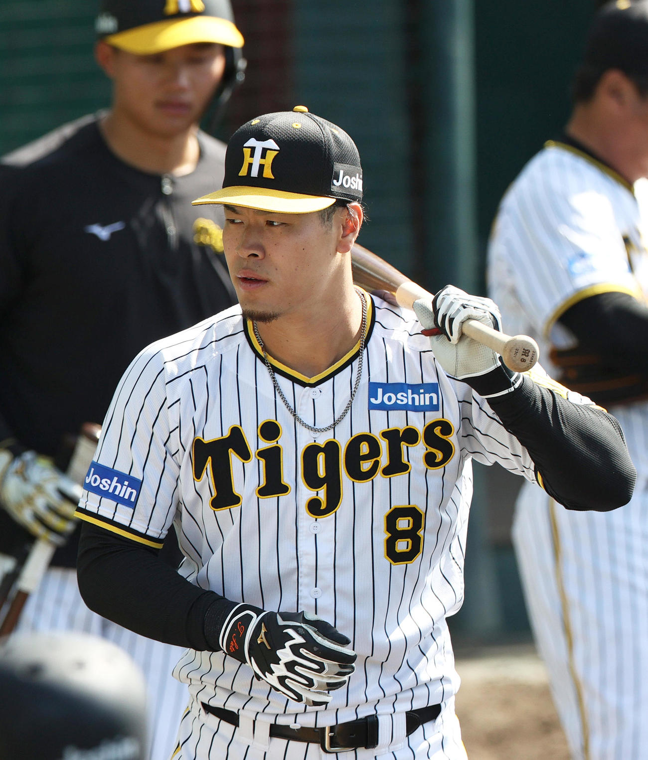 トス打撃で汗を流す佐藤輝。奥は森下（撮影・上山淳一）