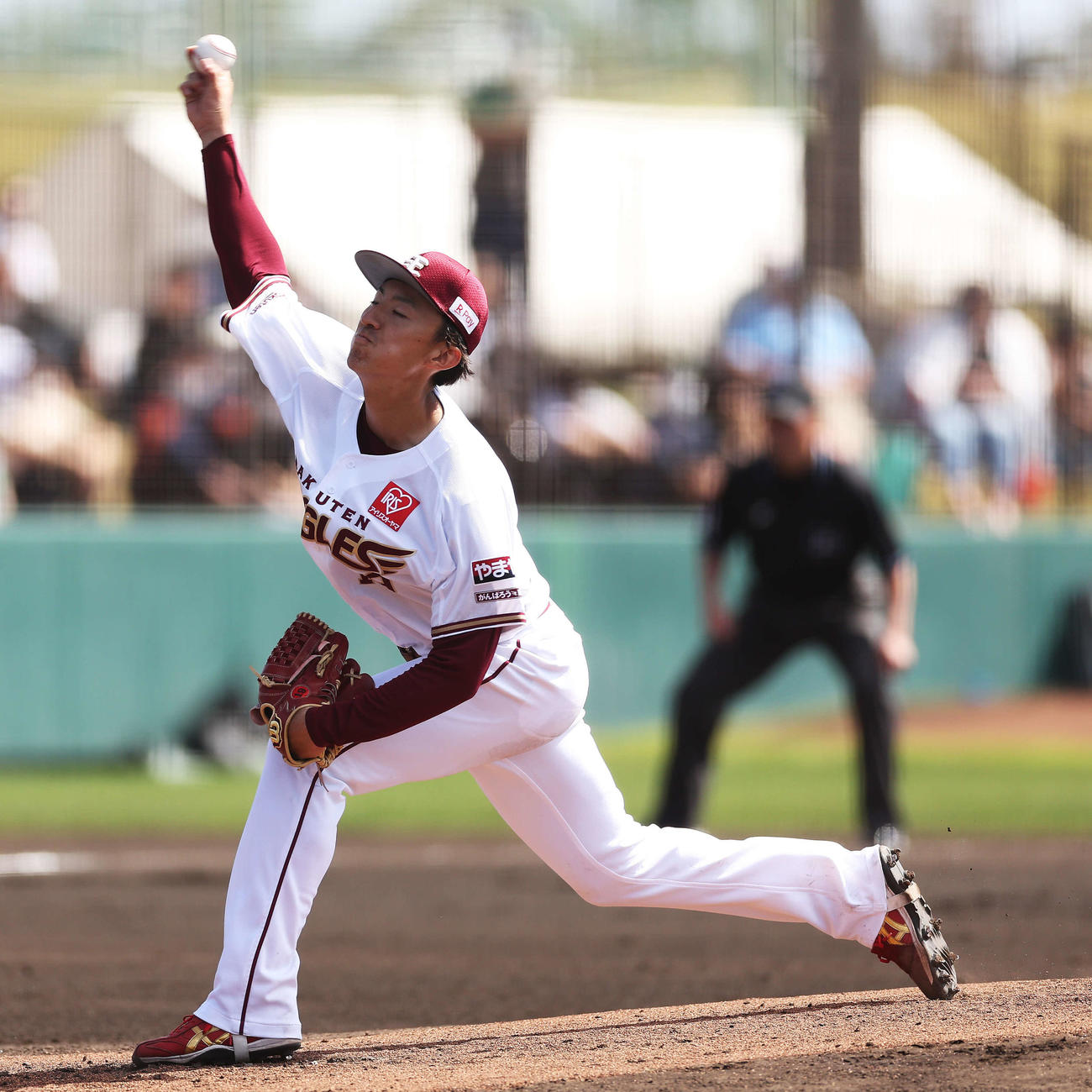 楽天対ロッテ　2回表、力投する荘司（撮影・河田真司）