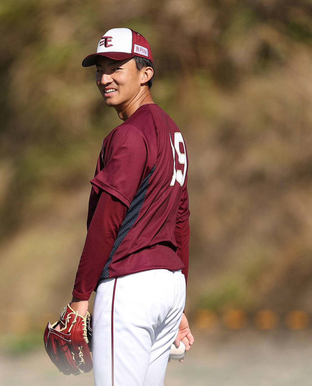 楽天対ロッテ　試合前、キャッチボールする楽天荘司（撮影・河田真司）