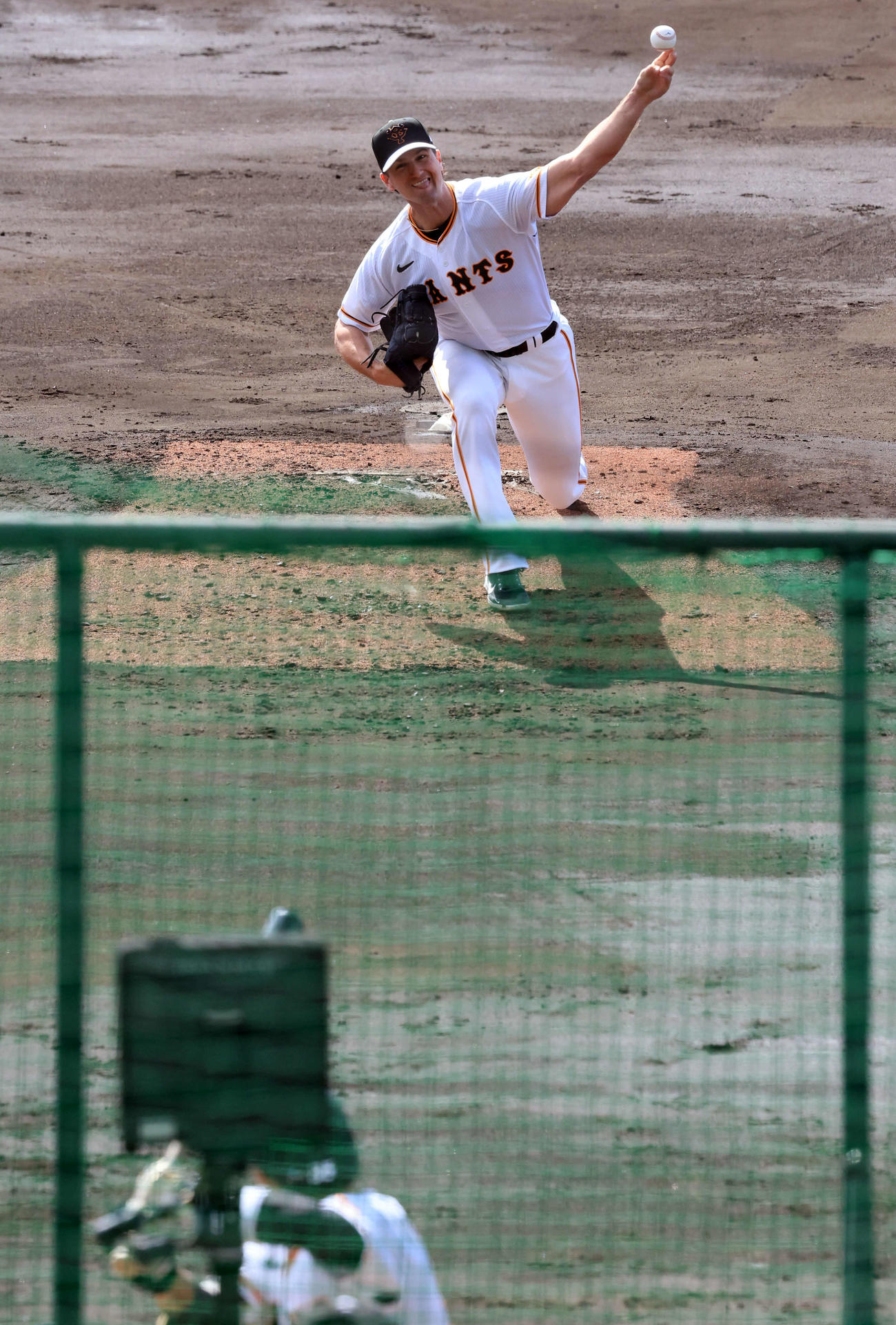 シート打撃で力投する巨人グリフィン（撮影・浅見桂子）
