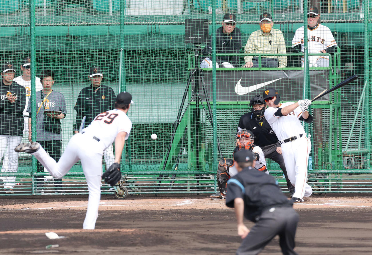 シート打撃で巨人長野のバットを折り、二ゴロ併殺打に仕留めるグリフィン（撮影・宮地輝）