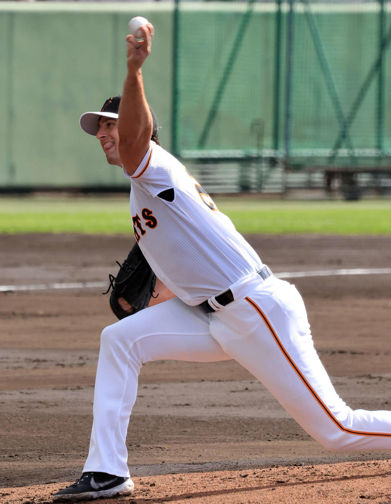 シート打撃で力投する巨人グリフィン（撮影・浅見桂子）