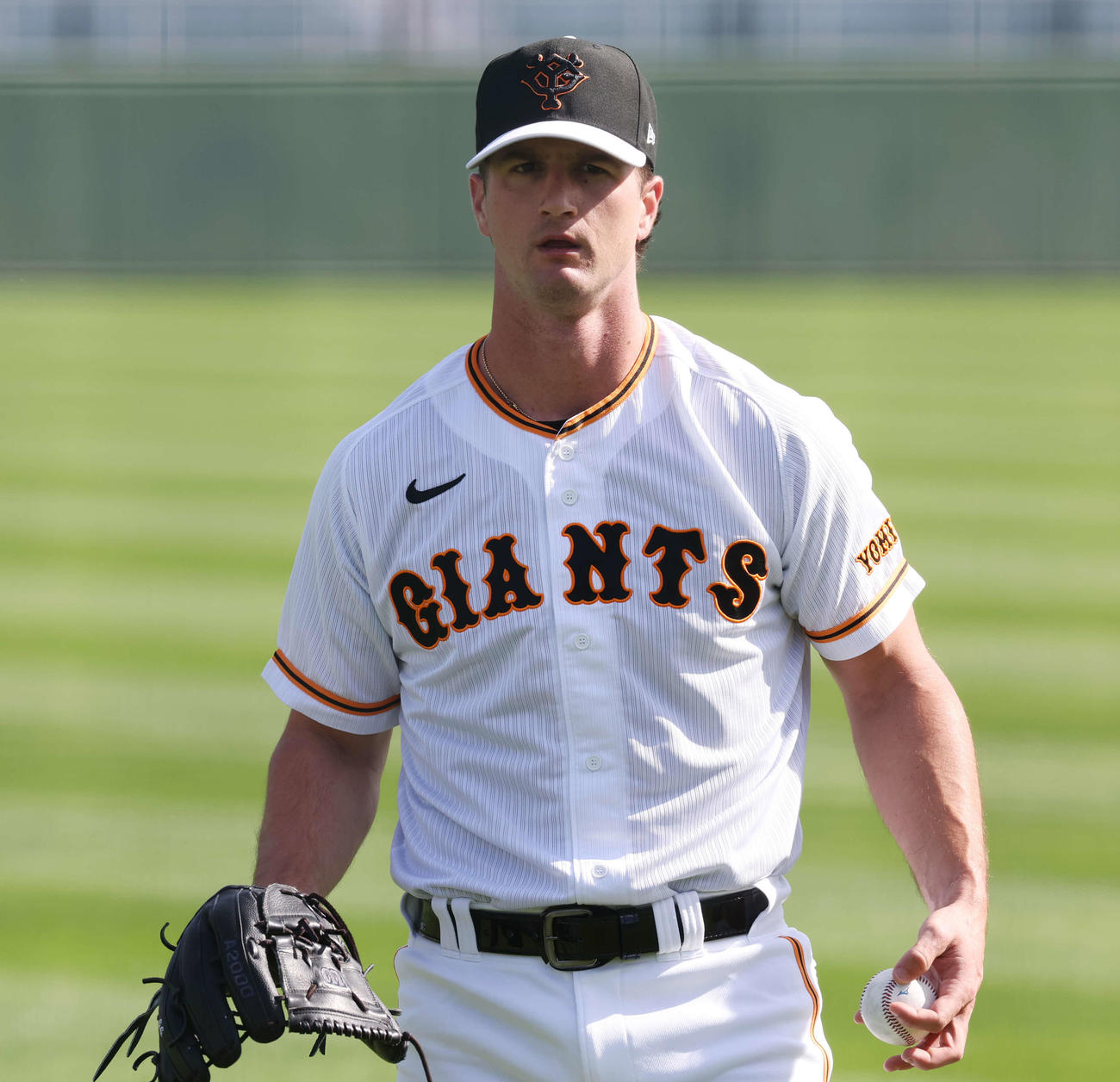 キャッチボールする巨人グリフィン（撮影・宮地輝）