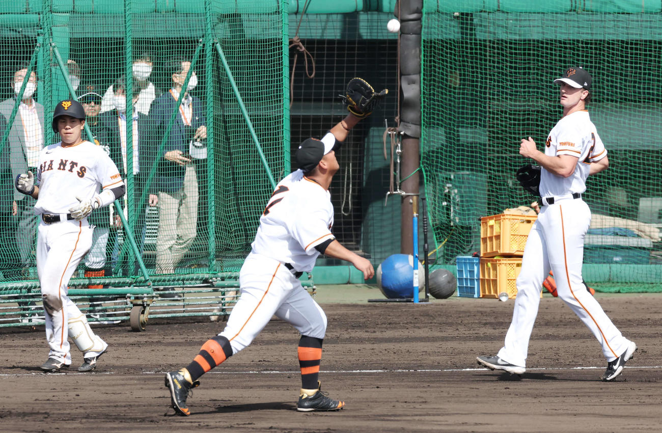 シート打撃で巨人門脇（左）を一塁飛に仕留めるグリフィン（右）。手前は中田翔（撮影・宮地輝）