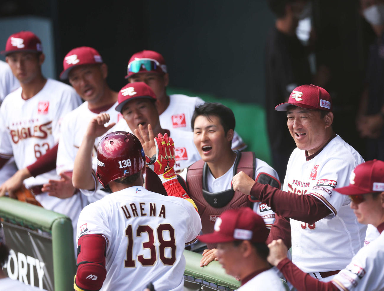 楽天対ロッテ　1回裏楽天2死一塁、右中間先制2点本塁打で生還するウレーニャ（左）を迎える石井監督（撮影・河田真司）