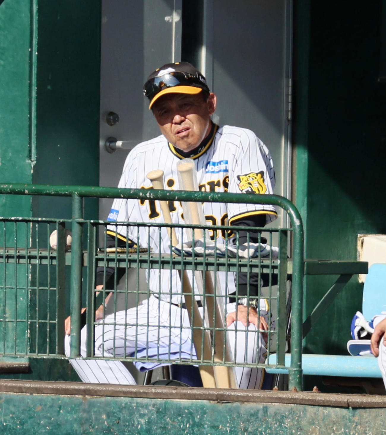 阪神対DeNA 9回表、ベンチで厳しい表情を見せる岡田監督（撮影・加藤哉）