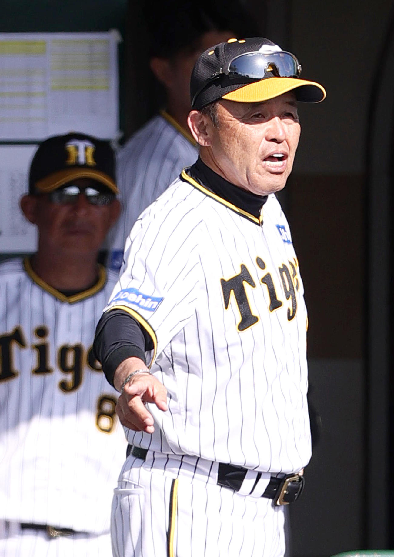 阪神対DeNA 9回表阪神無死一、二塁、代打木浪を告げる岡田監督（撮影・上山淳一）