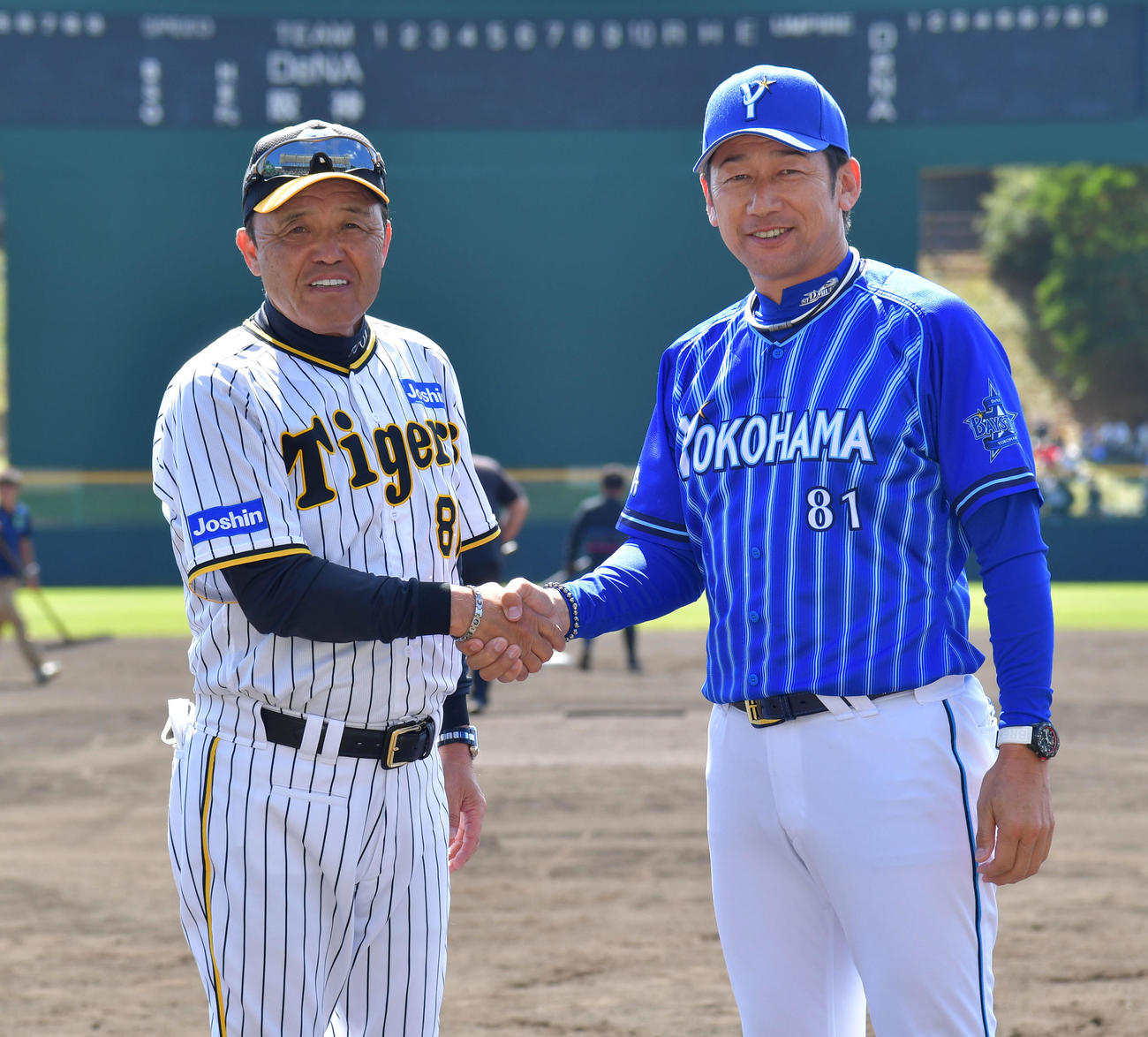 阪神対DeNA　練習試合で初顔合わせ、握手する阪神岡田監督（左）とDeNA三浦監督