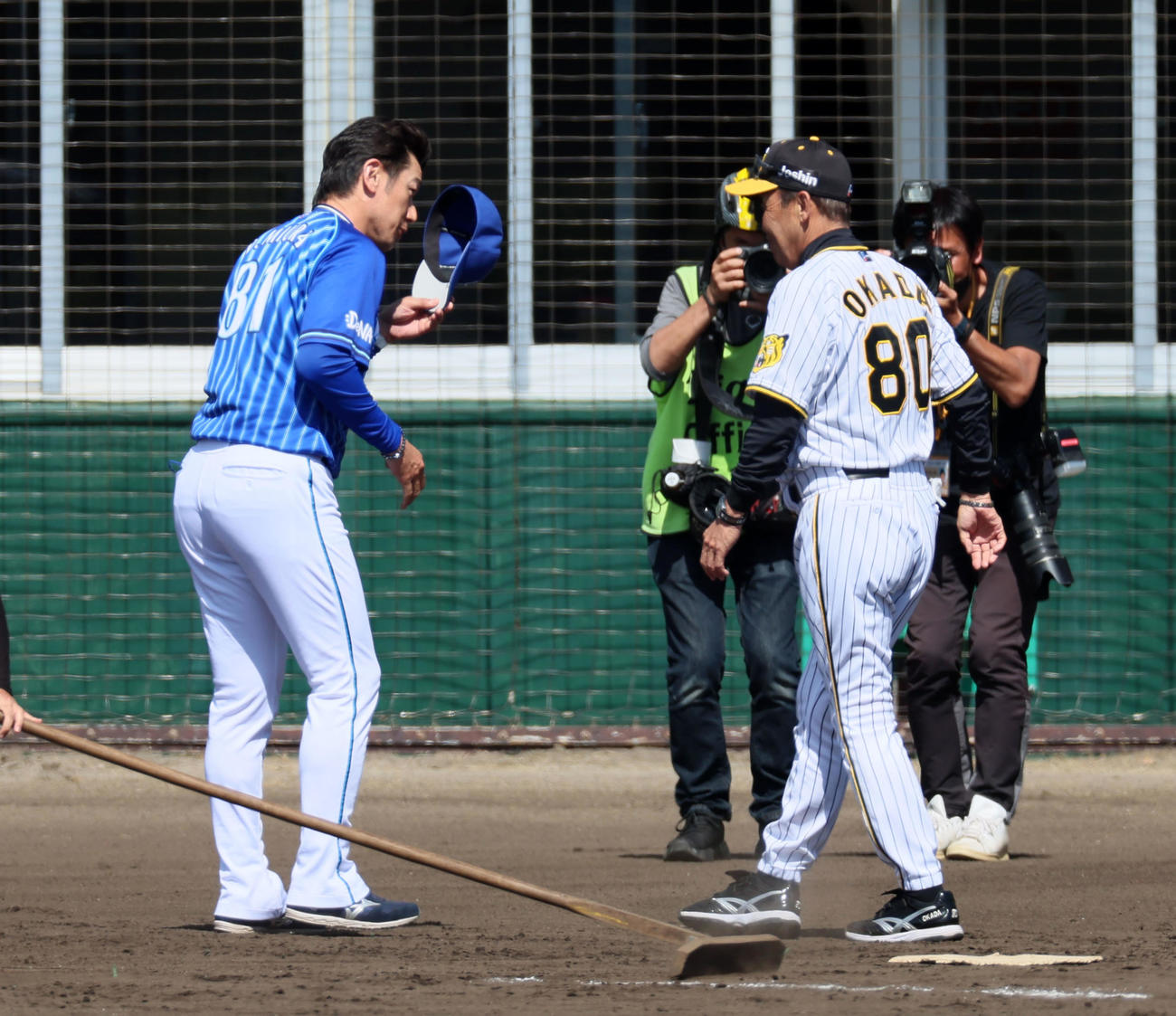 阪神対DeNA　メンバー表交換であいさつする三浦監督（左）と岡田監督（撮影・加藤哉）