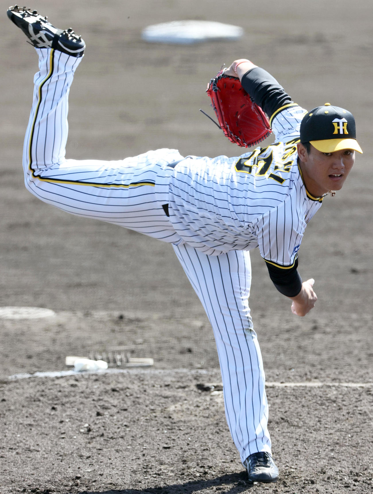 練習試合・阪神対DeNA 6回から登板し力投する西純（撮影・上山淳一）