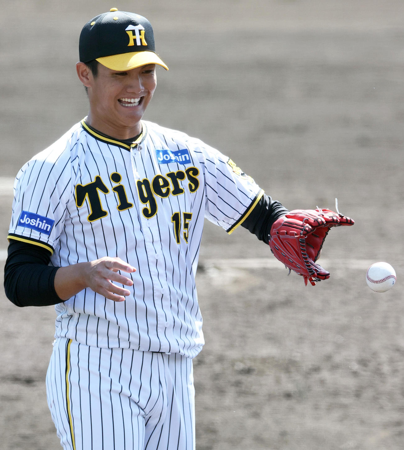 練習試合・阪神対DeNA 6回表DeNA1死一塁、西純は林を遊ゴロに仕留め笑顔を見せる（撮影・上山淳一）
