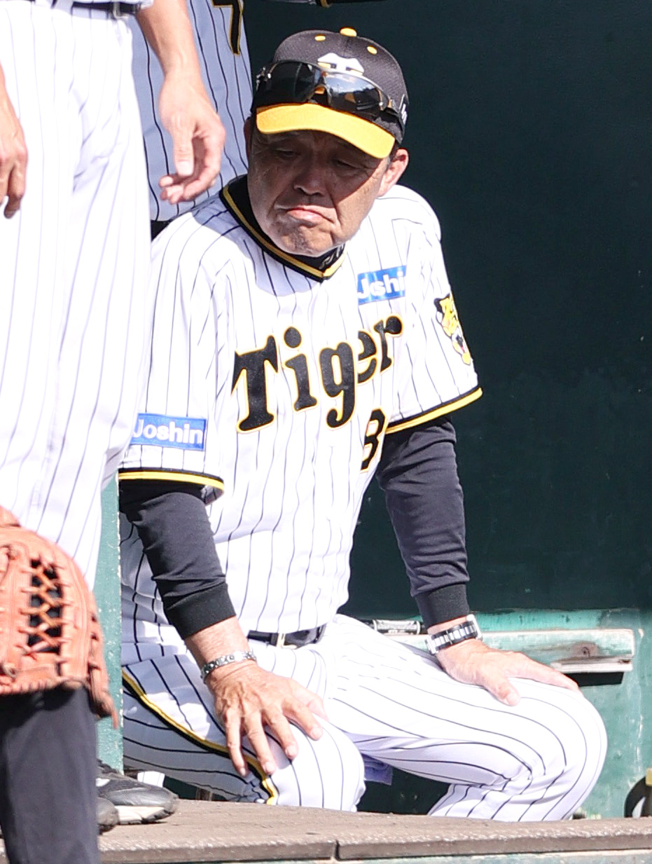 練習試合・阪神対DeNA 9回表、ベンチで渋い表情の岡田監督（撮影・上山淳一）