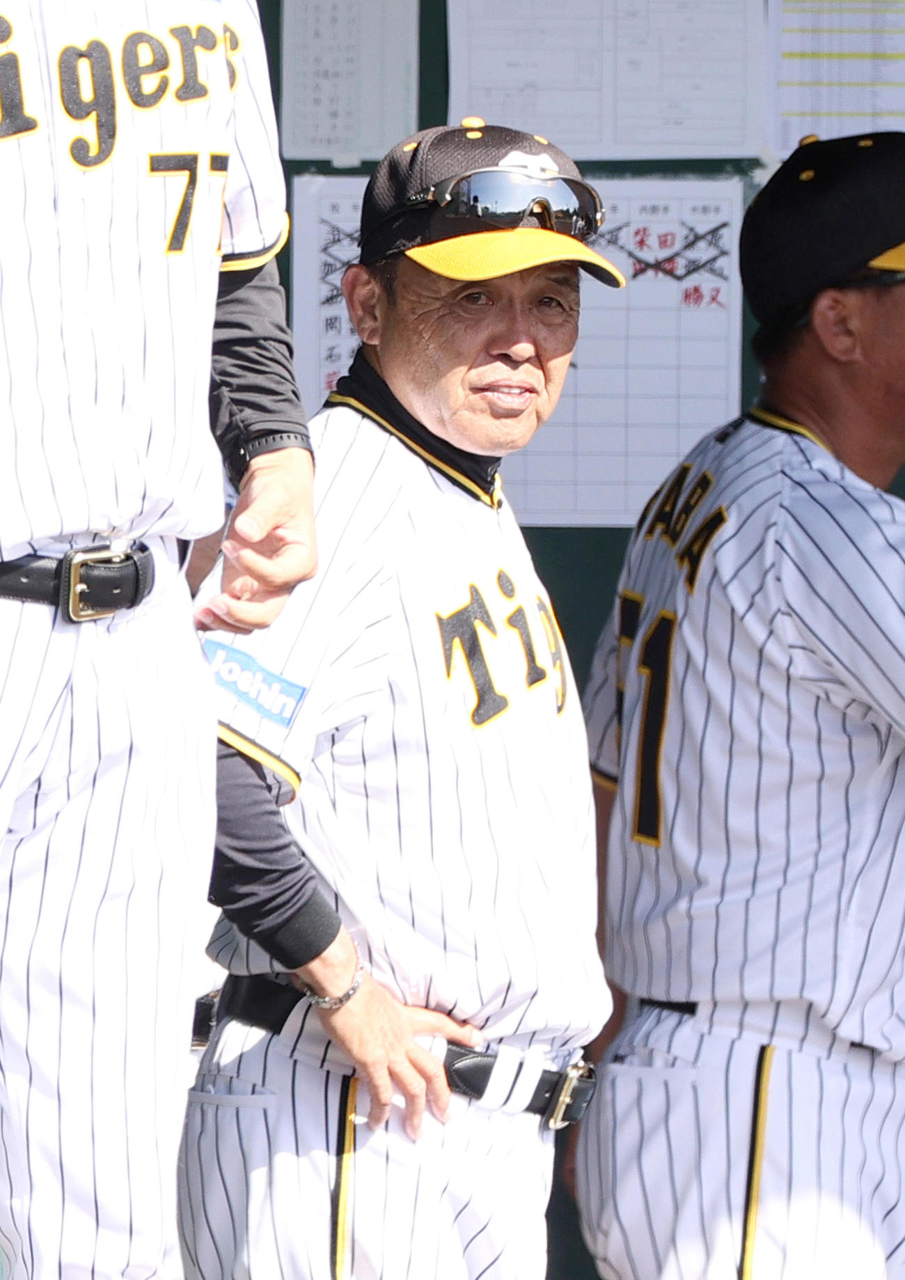 練習試合・阪神対DeNA 8回、ベンチからグラウンドを見つめる阪神岡田監督（撮影・上山淳一）