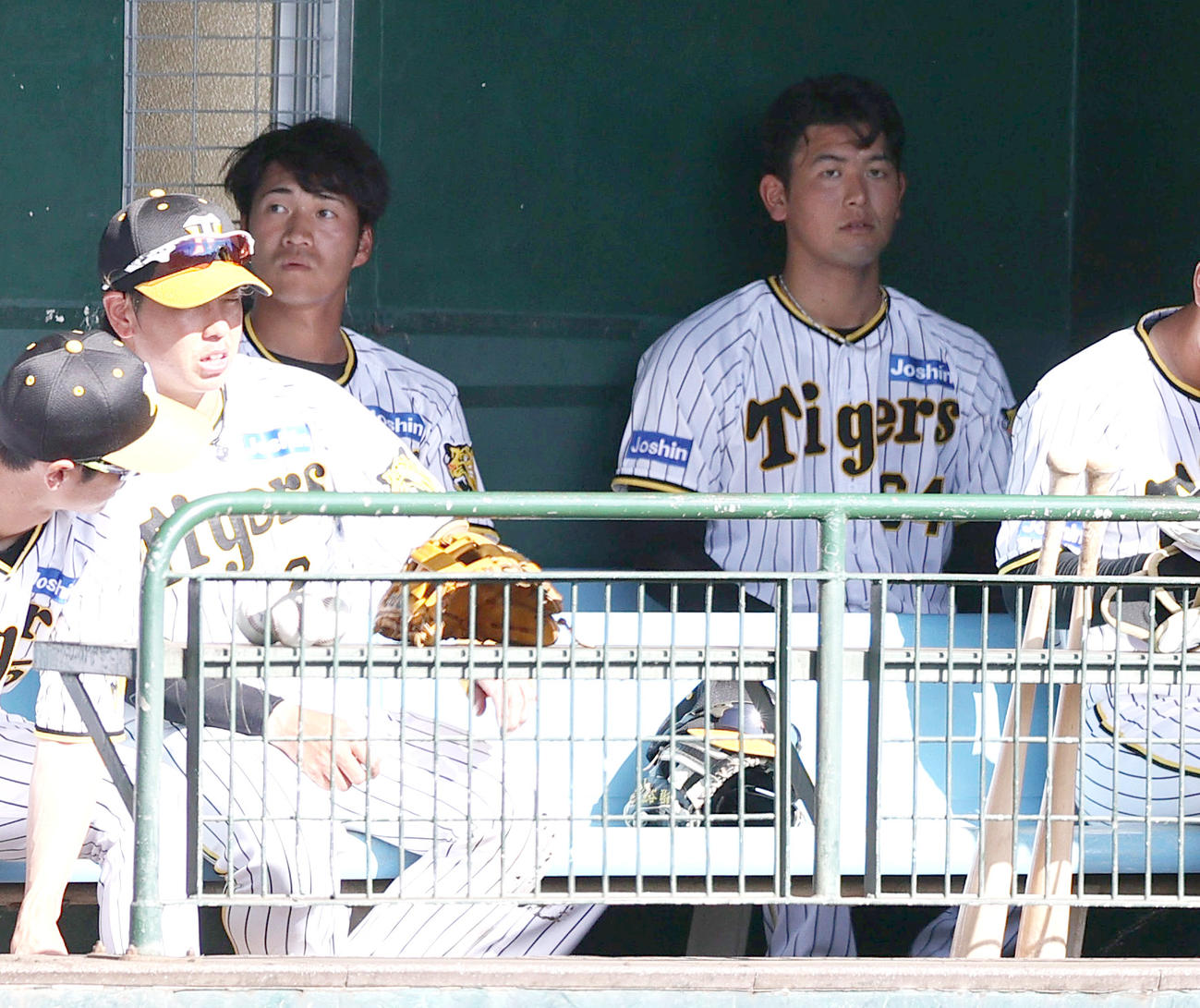 練習試合・阪神対DeNA 9回の登板を終えベンチに座る岩田（左から3人目）と岡留（右）（撮影・上山淳一