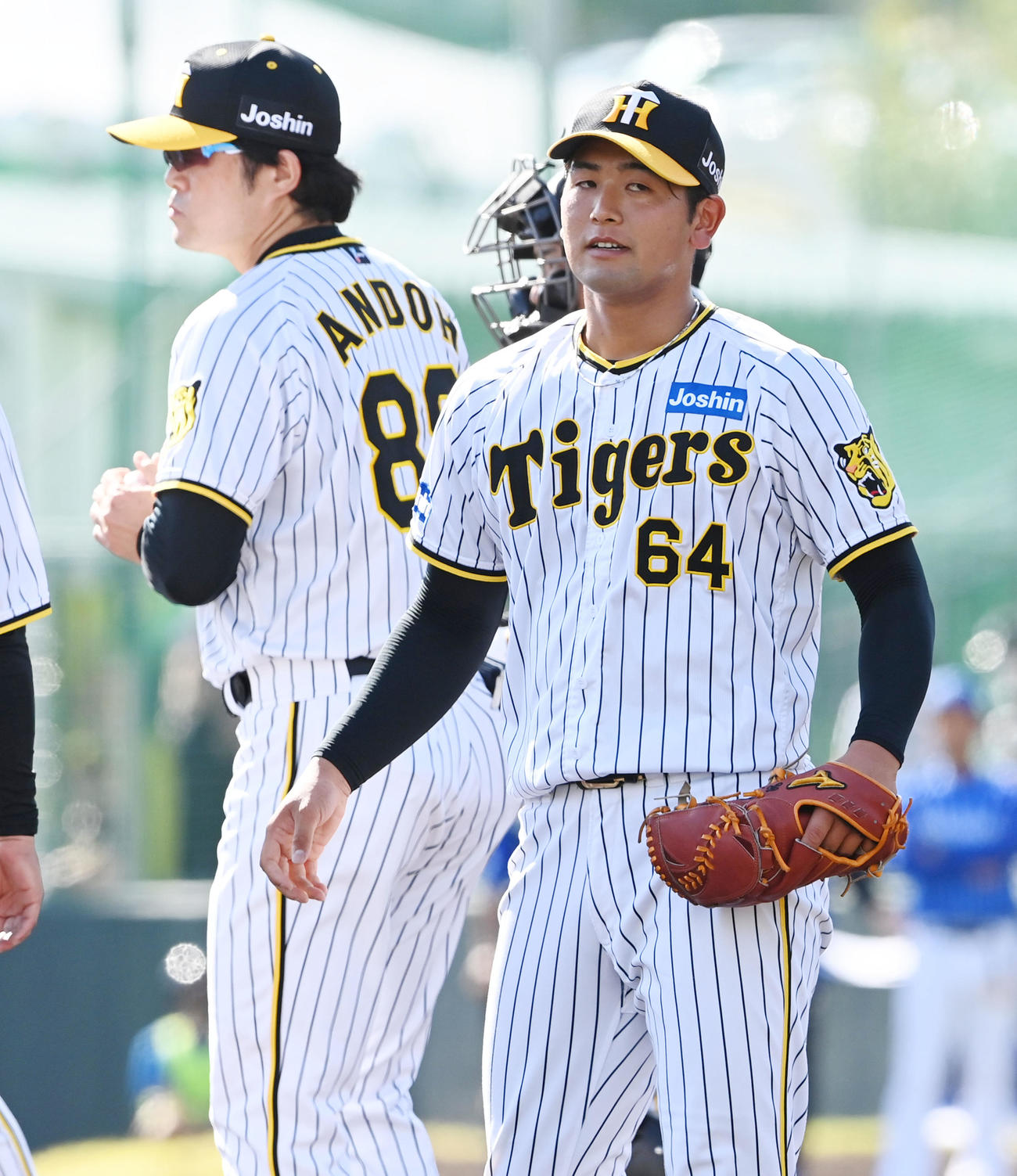 阪神対DeNA 9回表DeNA無死一、二塁、乱調で降板する岡留。左は安藤コーチ（撮影・前岡正明）