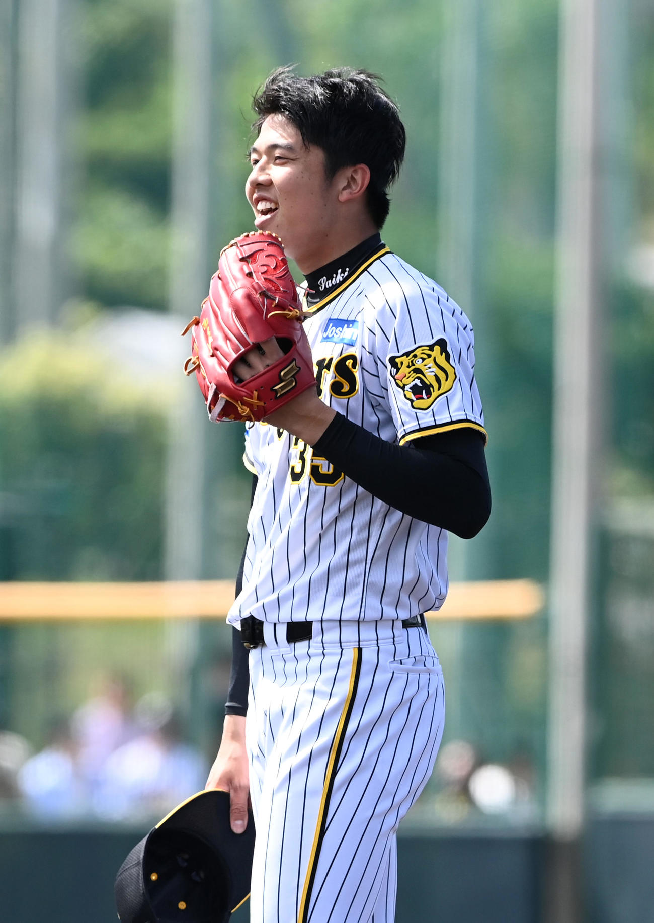 阪神対DeNA 3回、山本を三塁ゴロ併殺に打ち取り笑顔を見せる才木（撮影・前岡正明）