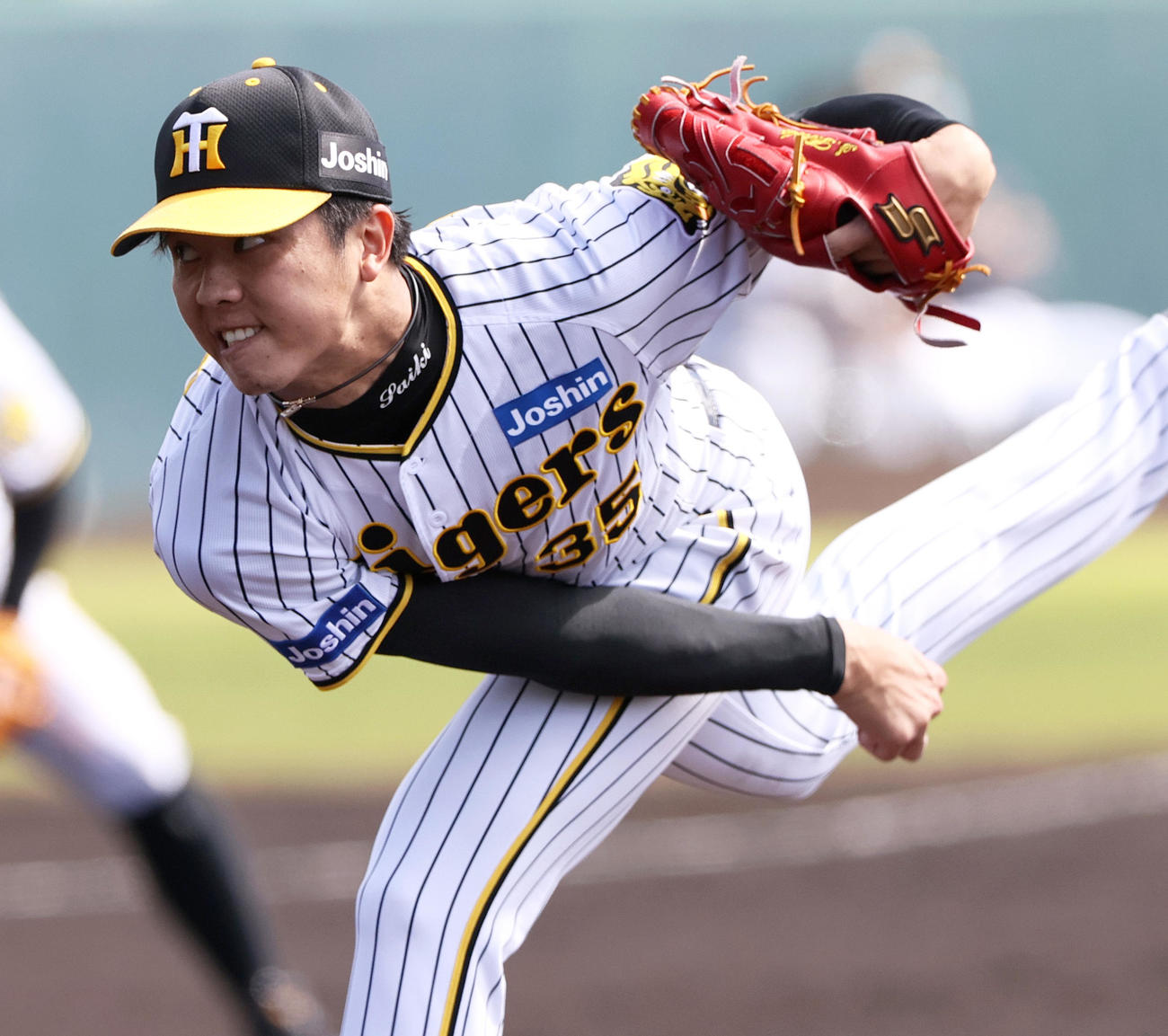 練習試合・阪神対DeNA　力投する阪神先発の才木（撮影・上山淳一）