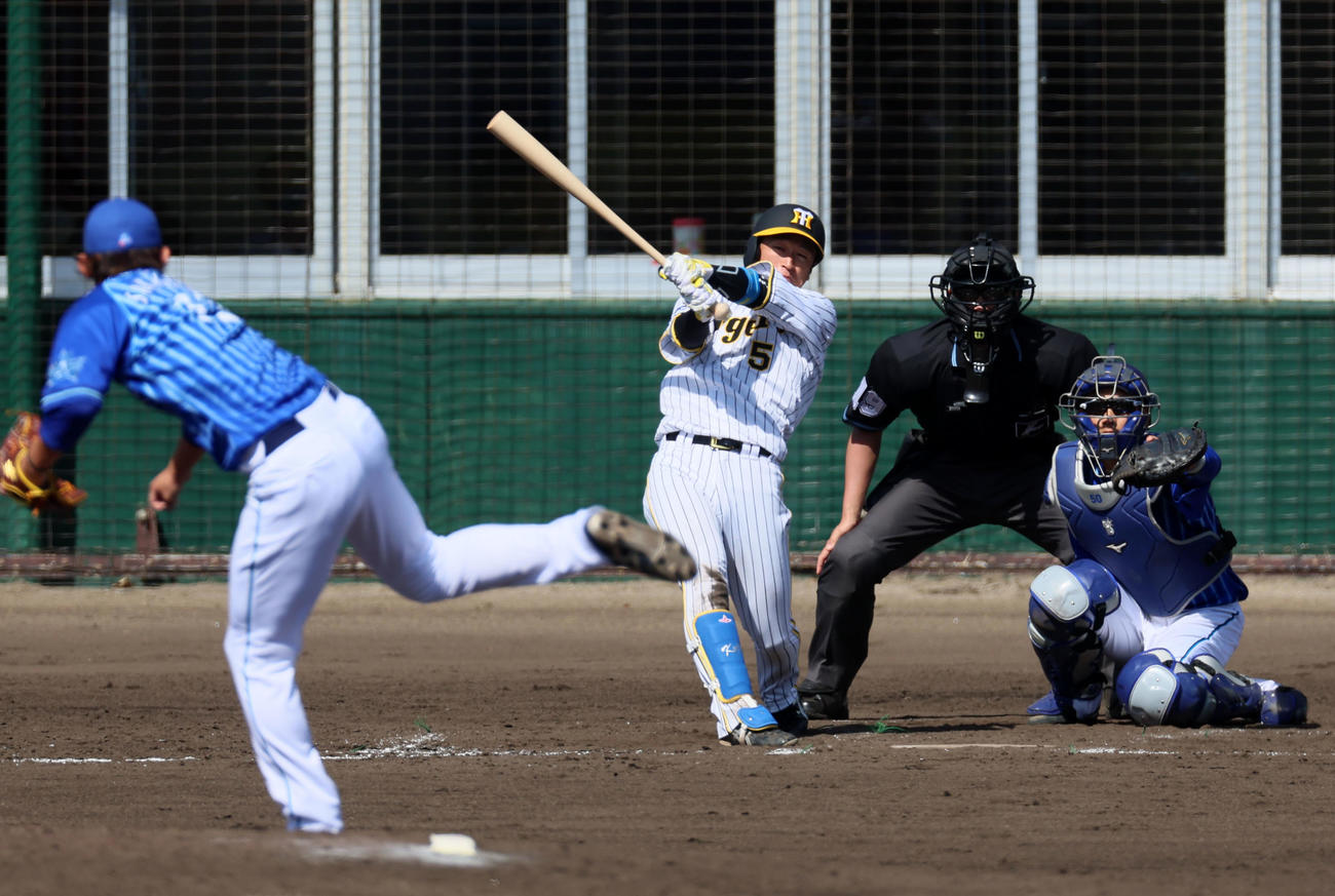 阪神対DeNA 5回裏阪神1死一、二塁、近本は中前打を放つ。投手は阪口（撮影・加藤哉）