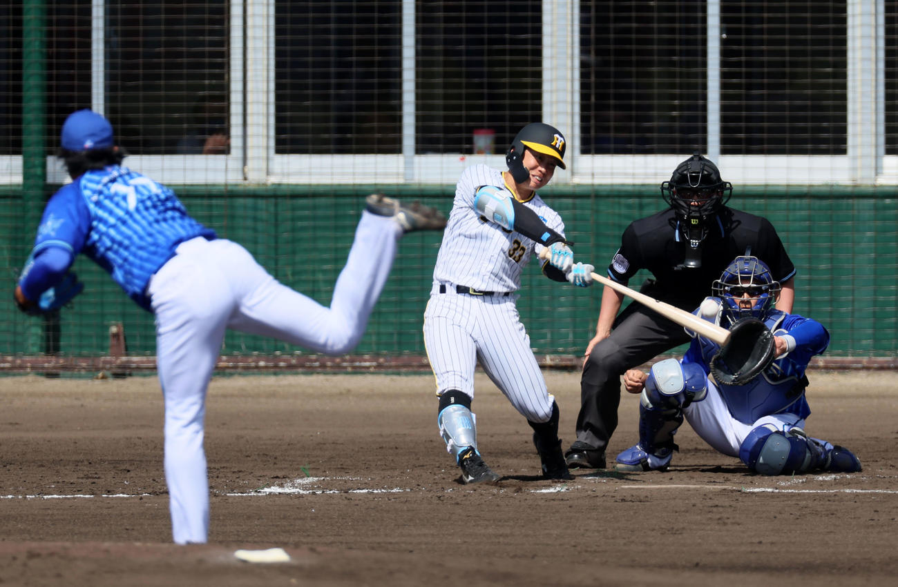 阪神対DeNA 3回裏阪神2死三塁、糸原は中前適時打を放つ。投手は上茶谷（撮影・加藤哉）