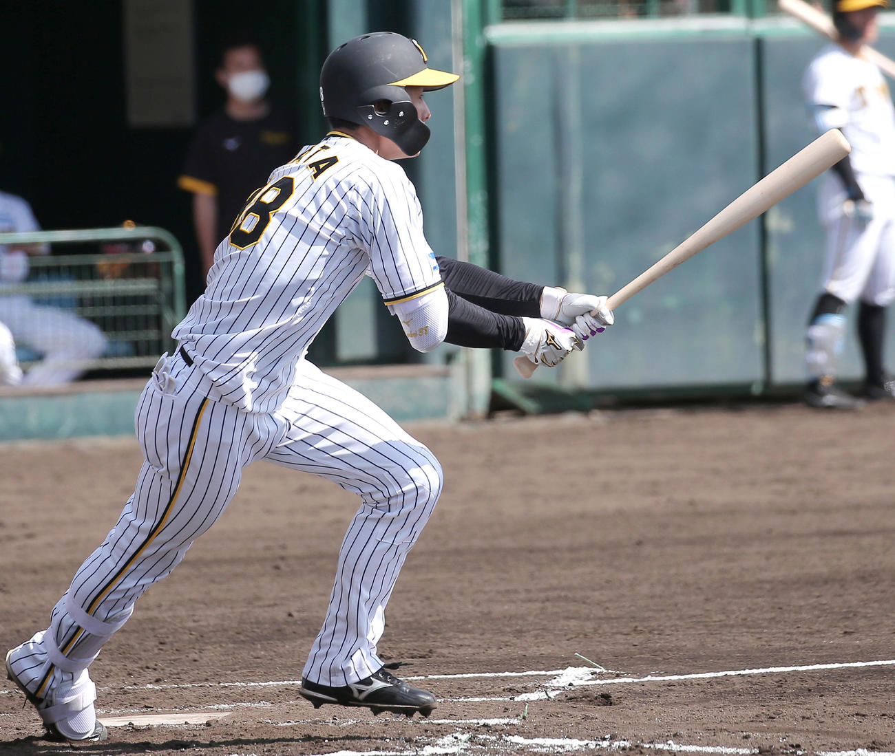 練習試合・阪神対DeNA 3回裏阪神無死一、二塁、小幡は先制の中前適時打を放つ（撮影・上山淳一）