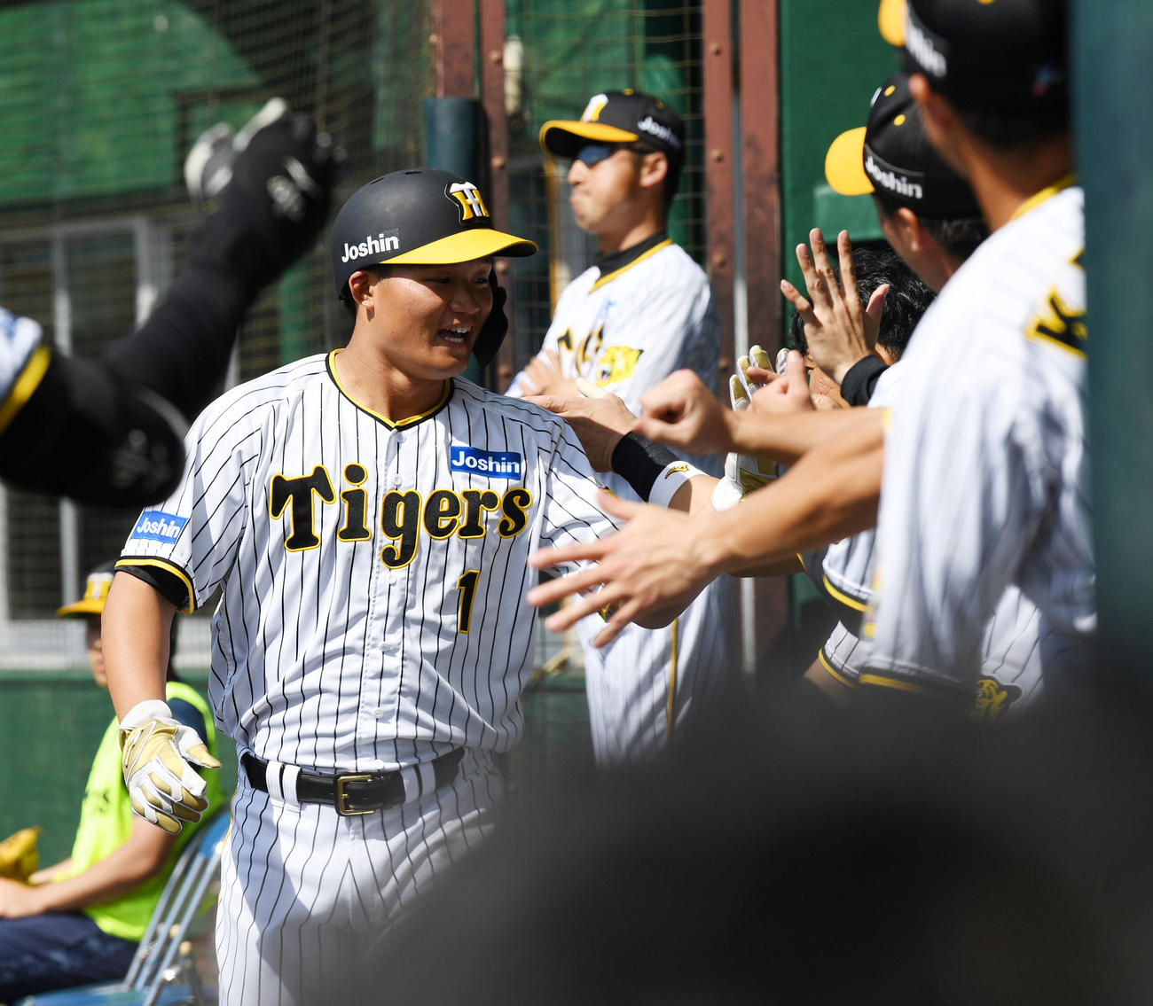 阪神対DeNA 3回裏阪神無死一、二塁、小幡の中前適時打で生還する森下はナインとタッチ（撮影・前岡正明）