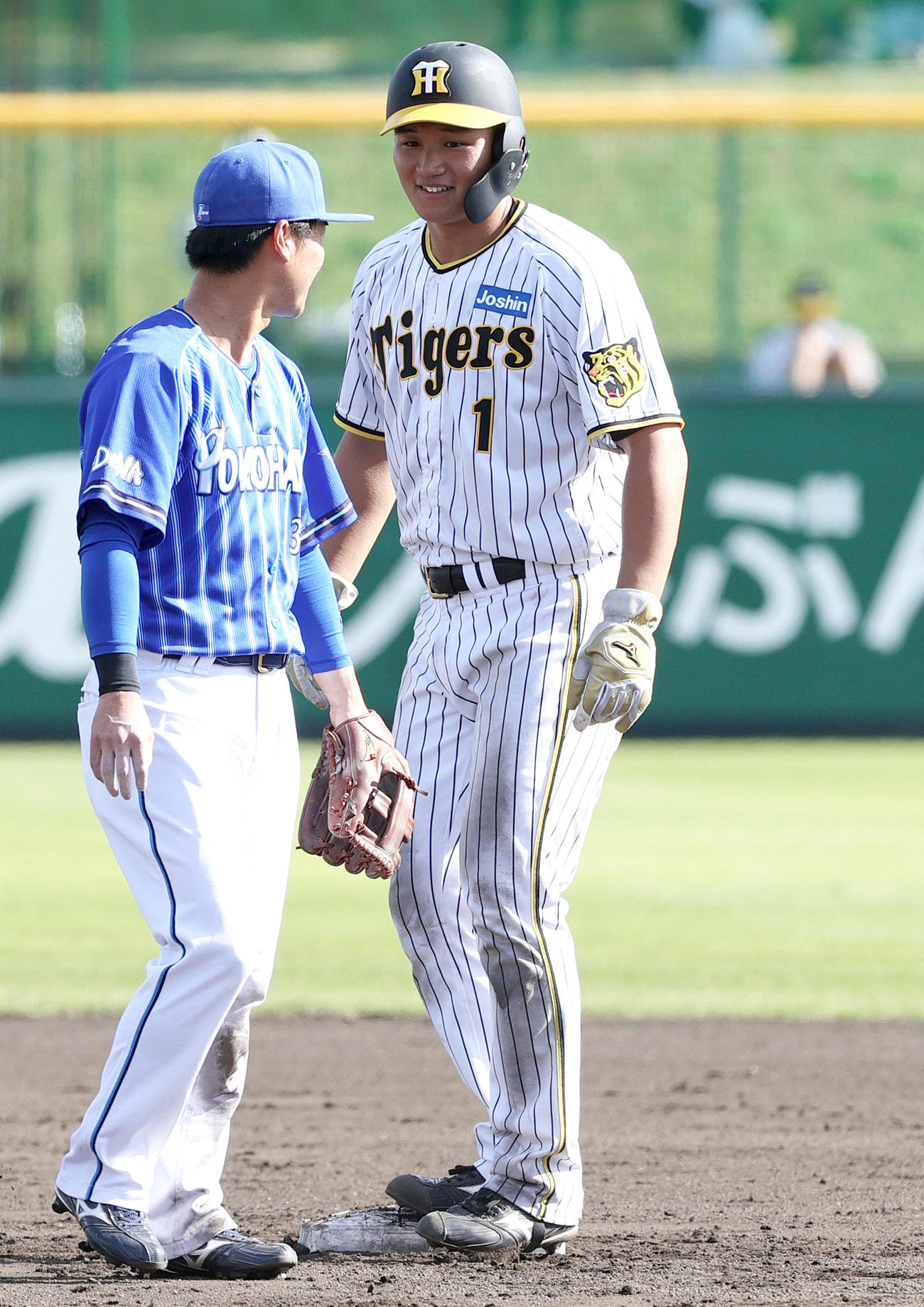 阪神対DeNA 9回表阪神2死一、二塁、二走森下（右）は二塁手柴田に声をかけられ笑顔を見せる（撮影・上山淳一）