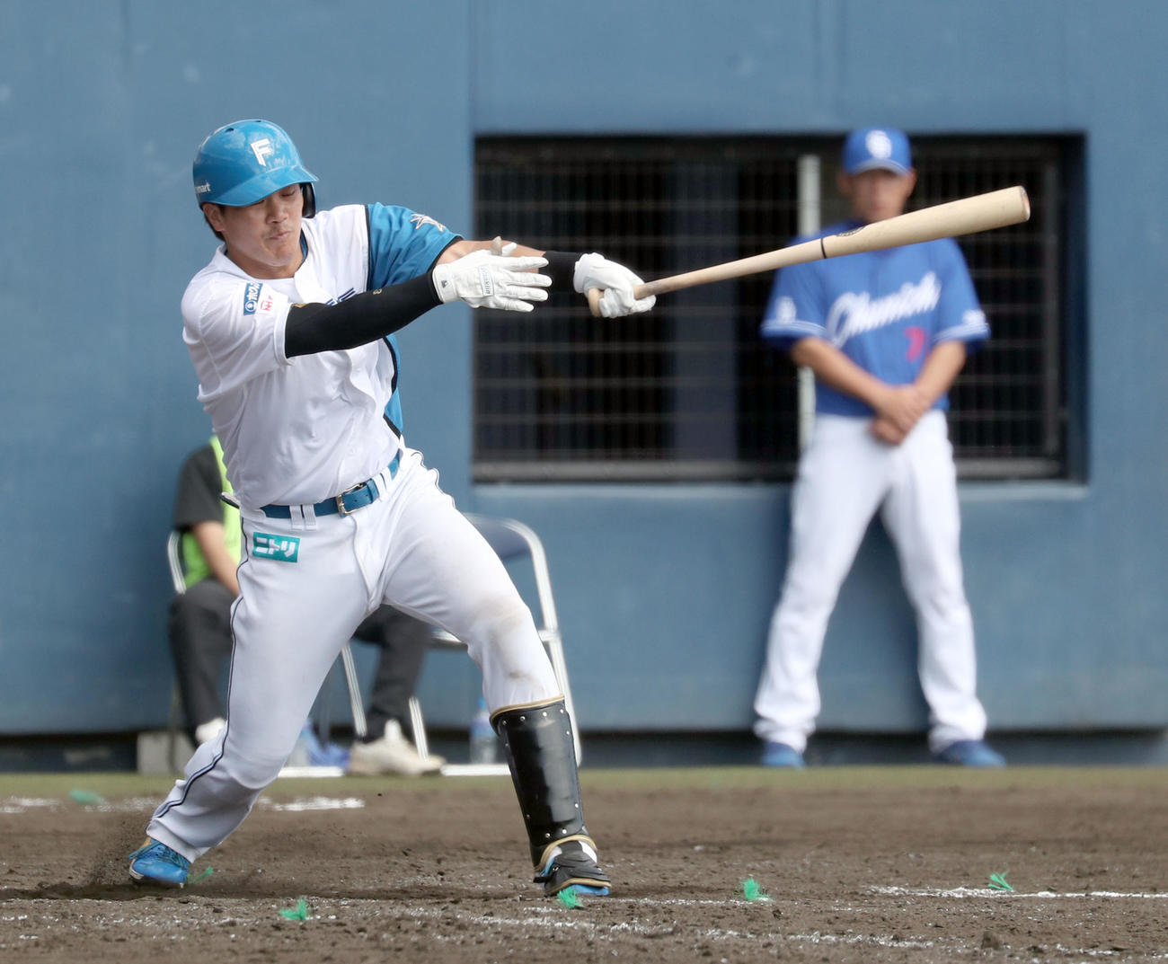 日本ハム対中日　5回裏日本ハム無死、伏見は中前打を放つ（撮影・佐藤翔太）