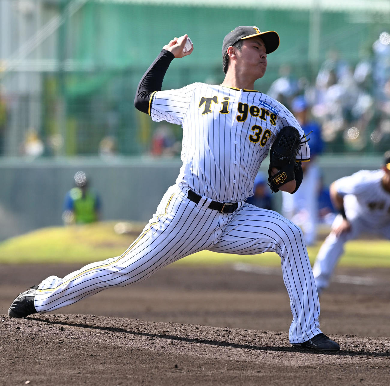 阪神対DeNA　阪神2番手の浜地（撮影・前岡正明）
